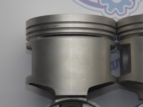 Поршни + кольца 4шт ремонт +0,50 MAZDA B3 '87-