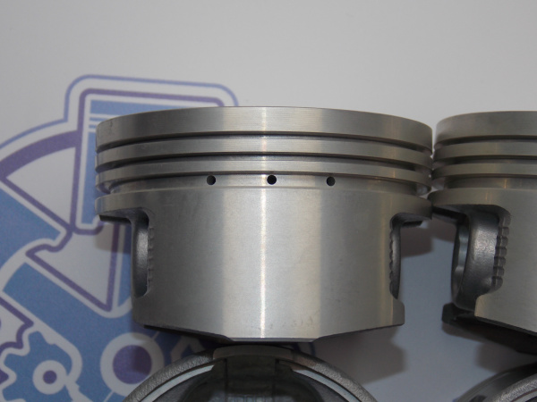 Поршни + кольца 4шт ремонт +0,50 HONDA D15 II