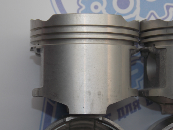 Поршни + кольца к-кт 4шт ремонт +0,50 MAZDA B3 '90-